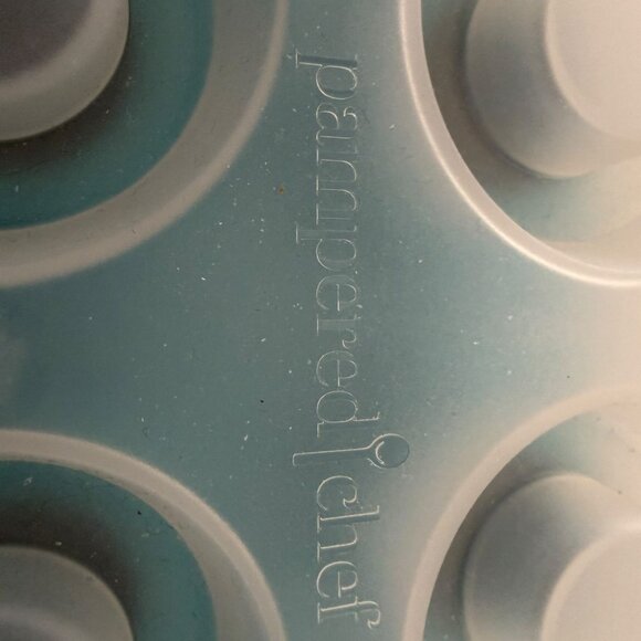 Pampered Chef Cupcake Pan & Carrier Set New - Picture 5 of 8